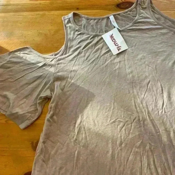 NWT Active USA Cold Shoulder Shirt - Picture 2 of 4